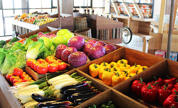 Pasar Khatulistiwa. Di sini kita bisa beli beragam sayur mayur dan buah-buahan. Selain itu juga ada banyak pernak-pernik dan souvenir untuk oleh-oleh. (picture source: dusunbambu.com)
